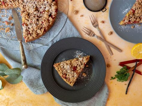 Stück Rhabarber Streuselkuchen auf Teller