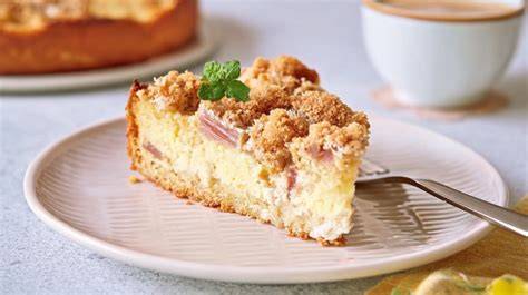 Stück Rhabarber-Puddingkuchen auf Teller