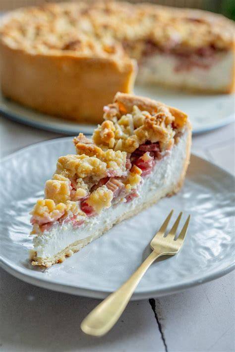 Stück Rhabarberkuchen auf einem Teller mit Gabel