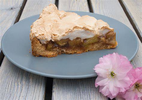 Stück Rhabarberkuchen mit karamellisierter Baiserhaube