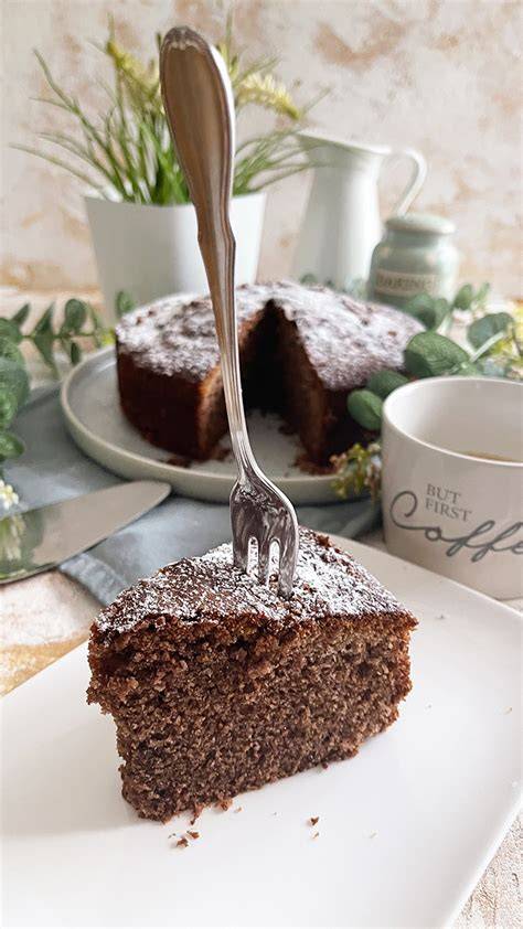 Stück Rotweinkuchen mit Nusskruste
