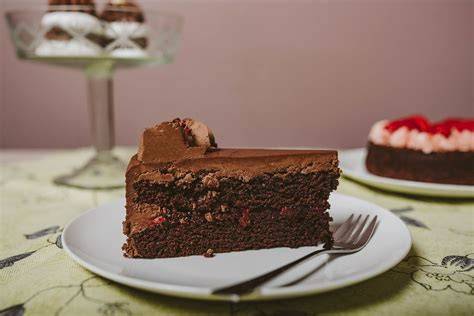 Stück Schoko-Dattel-Kuchen auf Teller