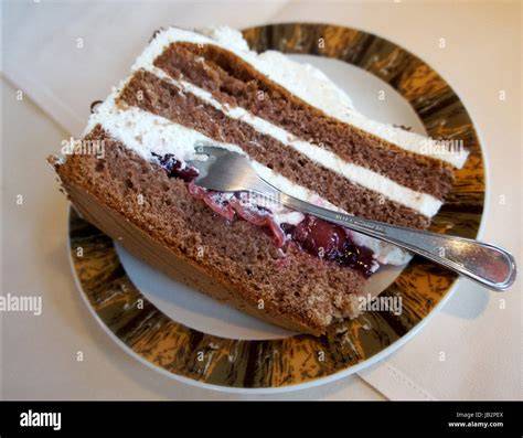 Stück Schoko-Vanille-Kuchen auf einer Kuchengabel