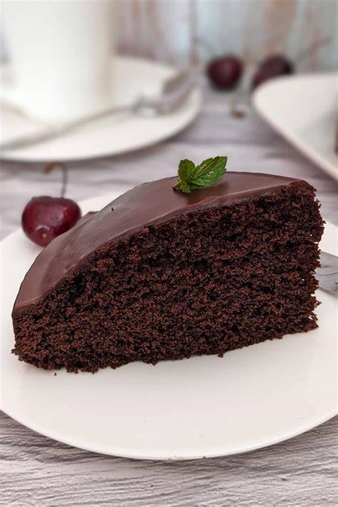Stück Schokokuchen mit Glasur und Schokoraspeln