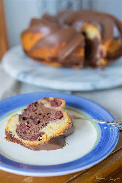 Stück Schokoladen-Walnuss-Kuchen mit glänzendem Guss