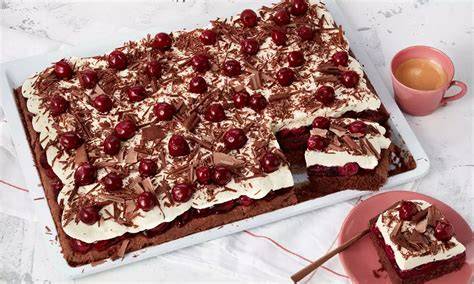 Stück Schwarzwälder Blechkuchen mit Schokoraspeln