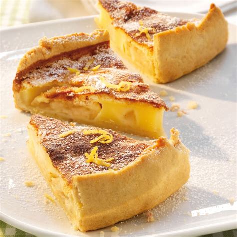 Stück Schweizer Apfelkuchen mit Puderzucker