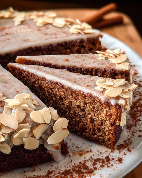 Stück Sirupkuchen mit Zimtguss auf Kaffeetafel