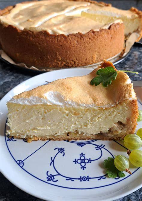 Stück Stachelbeer-Käsekuchen auf Teller (Anschnitt)