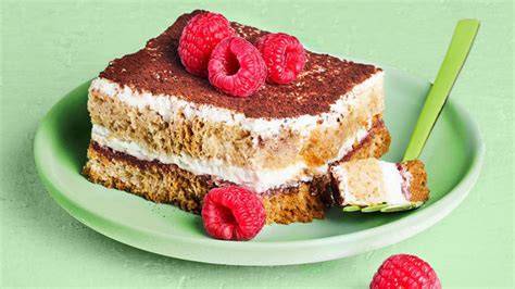Stück Tiramisu auf Teller, mit Kakaopulver bestäubt