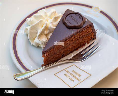 Stück Torte auf Teller, Dampf vom Kaffee, feine Chilibrise