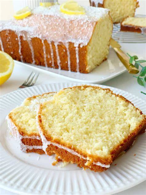 Stück Zitronen-Kokos-Kuchen mit Kokosflocken bestreut