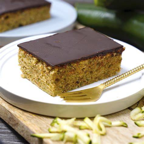 Stück Zucchini Kuchen mit Schokoglasur