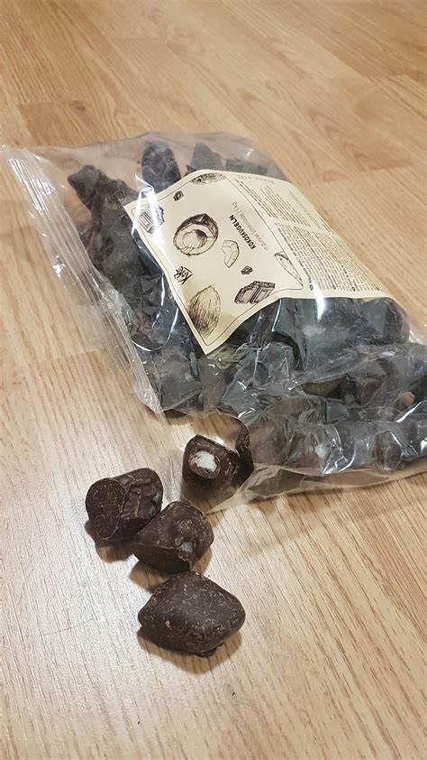 Stück dunkler Schokolade auf Holztisch