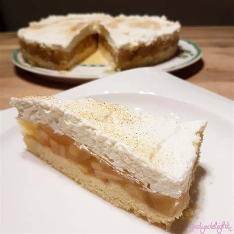 Stück glutenfreier Apfelkuchen mit Sahne und Zimt dekoriert