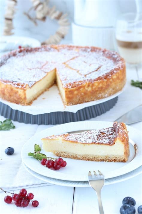 Stück klassischer Käsekuchen mit Magerquark