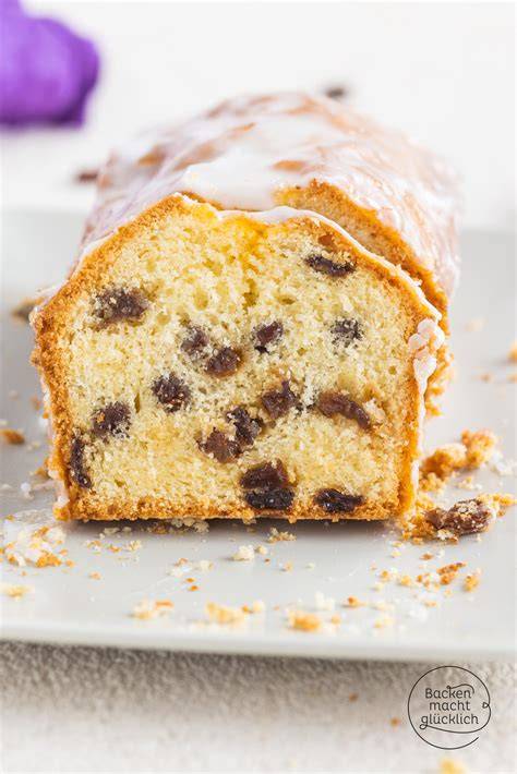 Stück saftiger Rosinenkuchen mit Puderzucker