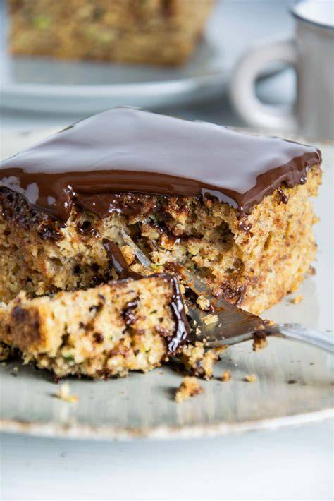 Stück saftiger Zucchinikuchen mit Schokoglasur