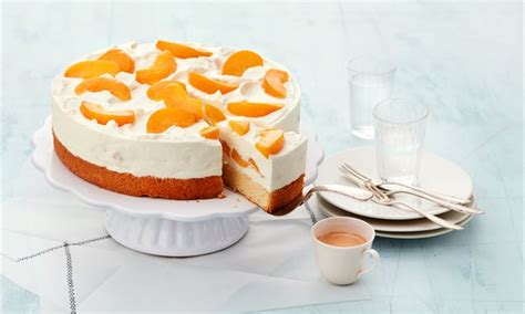 Stück schnelle Pfirsichtorte mit Pfirsichspalten