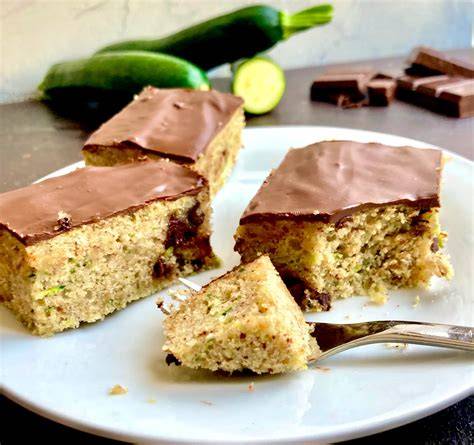 Stück schokoladiger Zucchinikuchen mit Schokotropfen