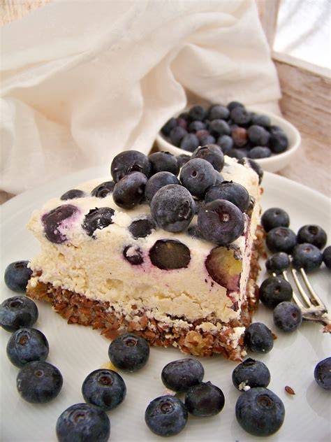 Stück veganer Käsekuchen mit Heidelbeersoße