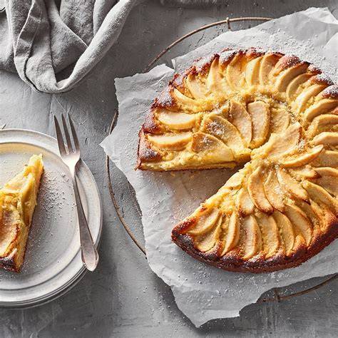 Stücke Apfel Marzipan Mandelkuchen aufgeschnitten auf einem Kuchenbrett