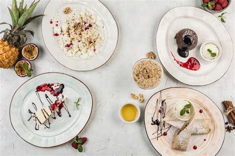 Stücke Ganache-Torte auf Tellern serviert