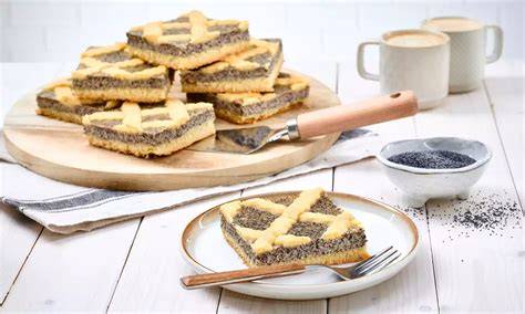 Stücke Mohnkuchen auf einer Servierplatte, bereit für Kaffeegäste