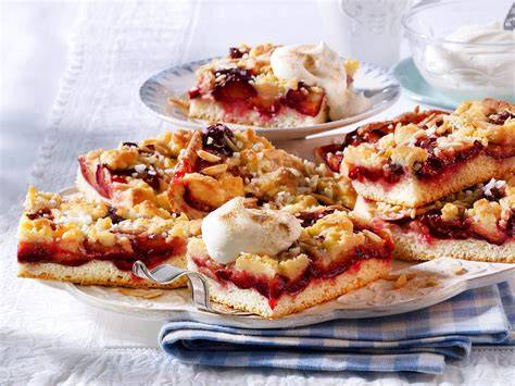 Stücke Pflaumenkuchen eingefroren verpackt