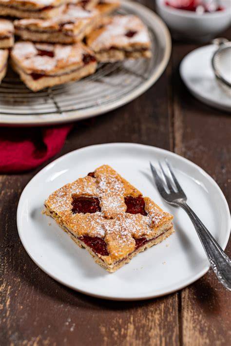 Stücke der Linzer Torte auf Teller serviert