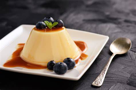 Stürzen von Pudding aus einer klassischen Puddingform mit Teller