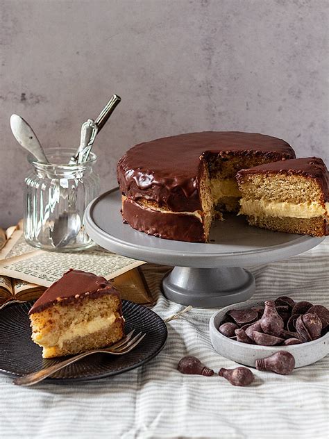 Stabile Schokoladenkuchen oder Biskuitböden als Basis für die Kristalltorte