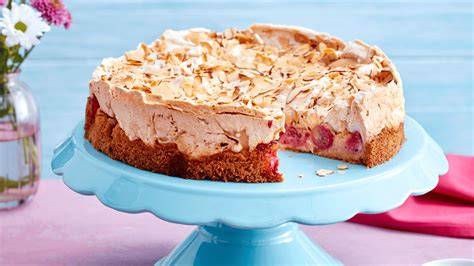 Stachelbeer-Baiser-Kuchen als festlicher Sommerkuchen mit Dekoration