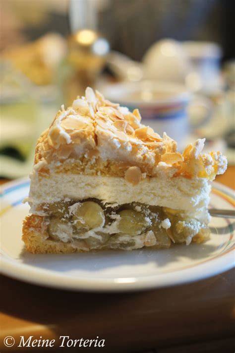 Stachelbeer-Baiser-Torte auf festlicher Tafel