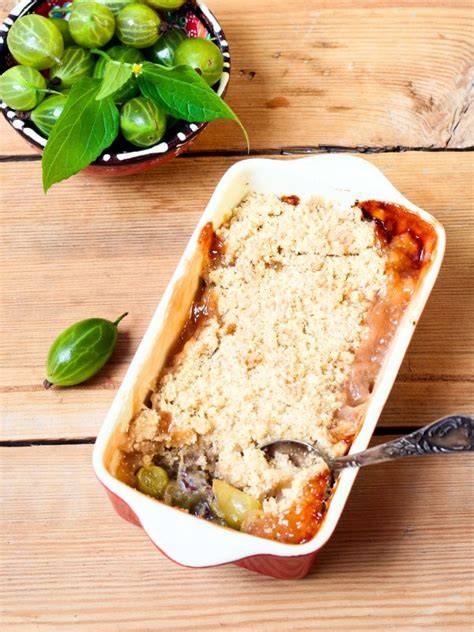 Stachelbeer-Crumble als sommerliches Dessert