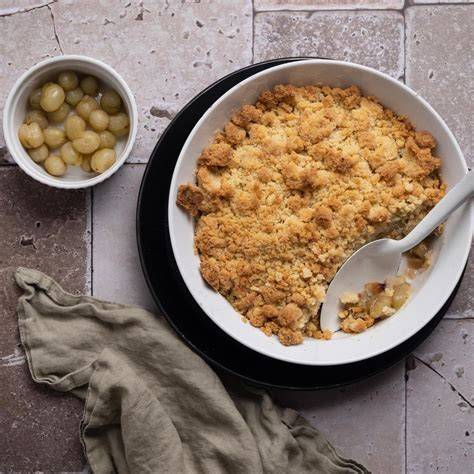 Stachelbeer-Crumble mit goldbraunen Streuseln