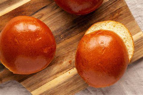 Stachelbeer-Himbeer-Marmelade auf Brötchen, Toast und Brioche