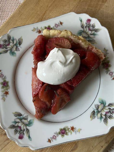 Stachelbeer-Streuselkuchen auf einem dekorierten Teller