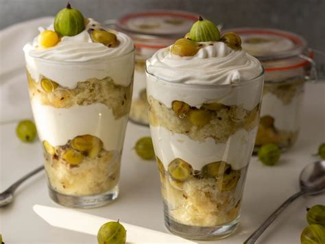 Stachelbeer-Trifle im Glas