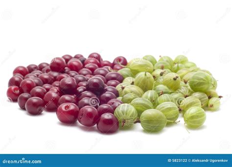 Stachelbeeren mit verschiedenen Früchten: Kirschen, Kiwi, Bananen