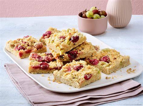 Stachelbeeren und Streusel auf Tisch