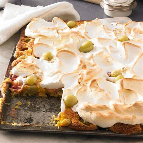 Stachelbeeren und geröstete Mandelblättchen auf dem Kuchen