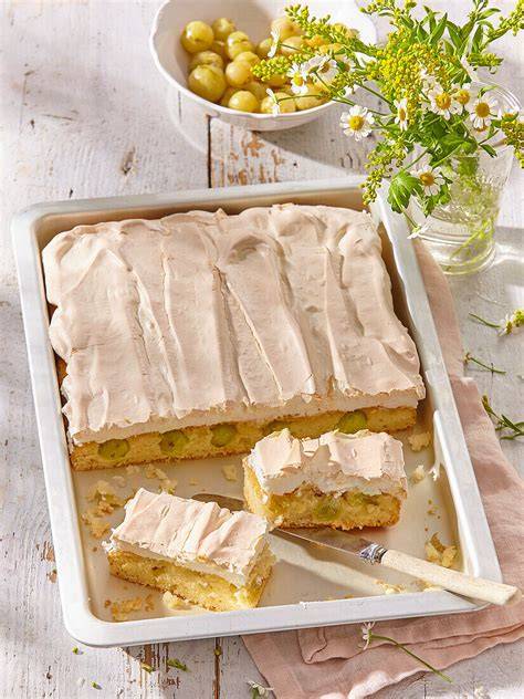 Stachelbeerkuchen auf dem Blech mit Butterkeks-Schicht