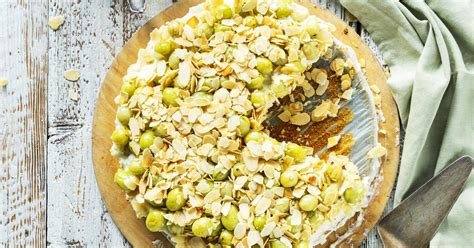 Stachelbeerkuchen mit Quarkfüllung und Mandeln