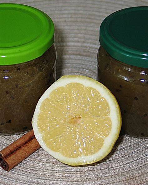 Stachelbeermarmelade mit Zimt und Zitrone im Glas