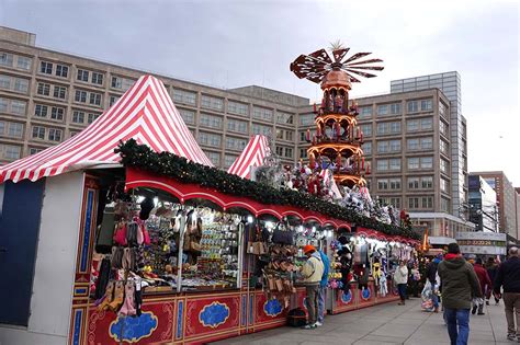 Stand mit Dubai-Schokolade auf dem Weihnachtsmarkt am Alexanderplatz