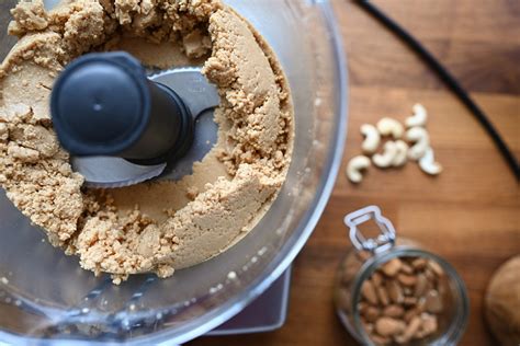 Standmixer mit Nussmus und Haferpulver