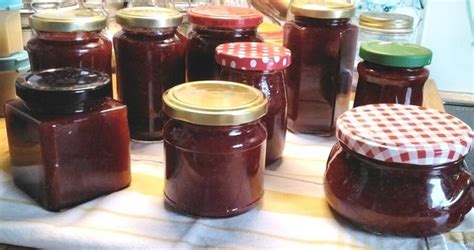 Stapel Twist-Off-Gläser mit selbstgemachter Marmelade