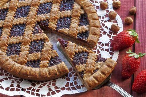 Stapel frisch gebackener Linzer Torten im Bäckerladen