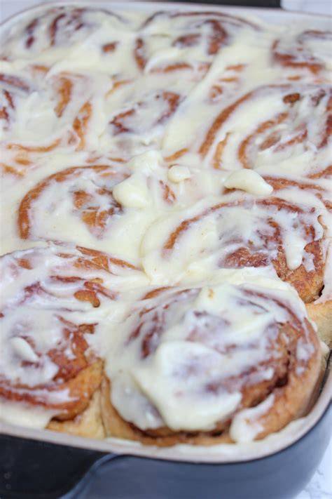 Stapel frisch gebackener Zimtschnecken mit Frischkäse-Glasur